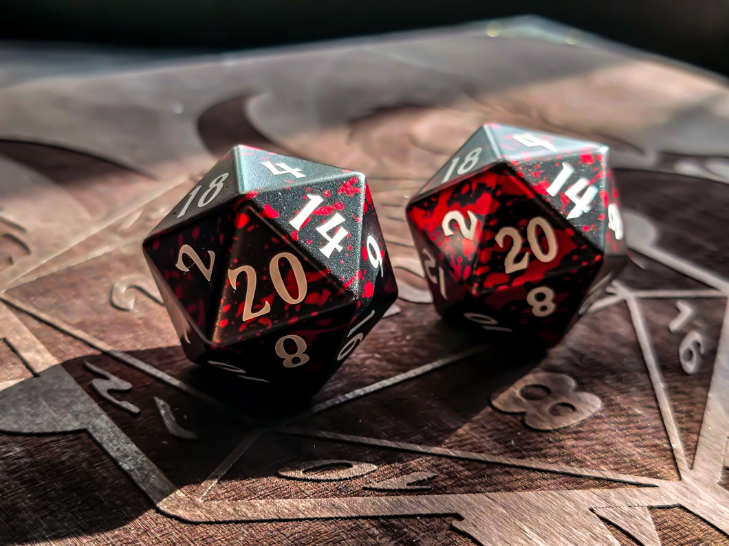 Amarante Oversized d20 - Red/Black Aluminium - Single 35mm d20 (1) - Level Up Dice